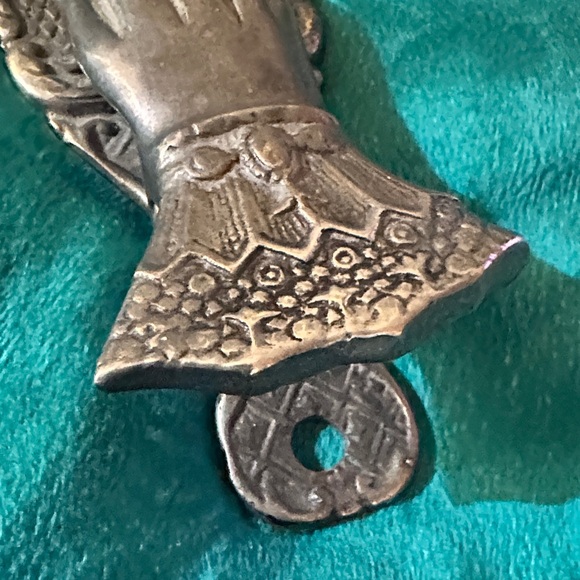 Vintage Metal Hand Clip Silver toned. Great patina. - Picture 4 of 7